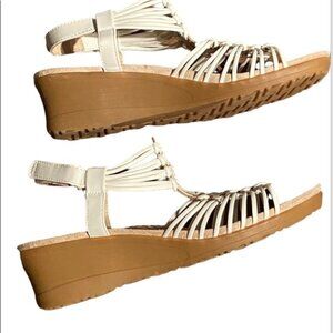 NWT BareTraps Wedges